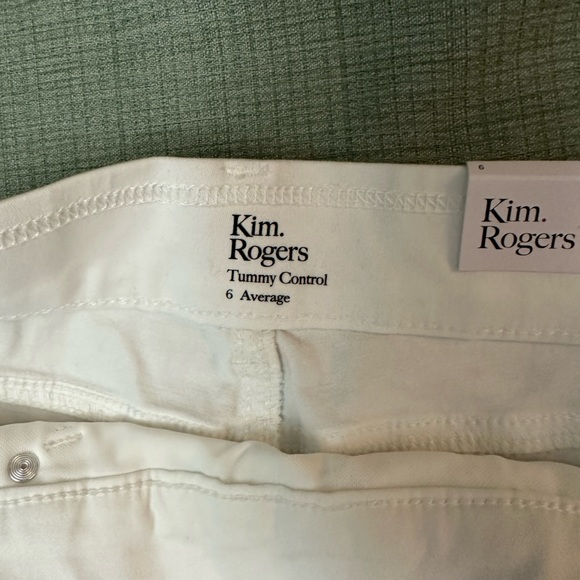 Kim Rogers white Bermuda shorts. Size 6. Elastic waist tummy control - Picture 4 of 7